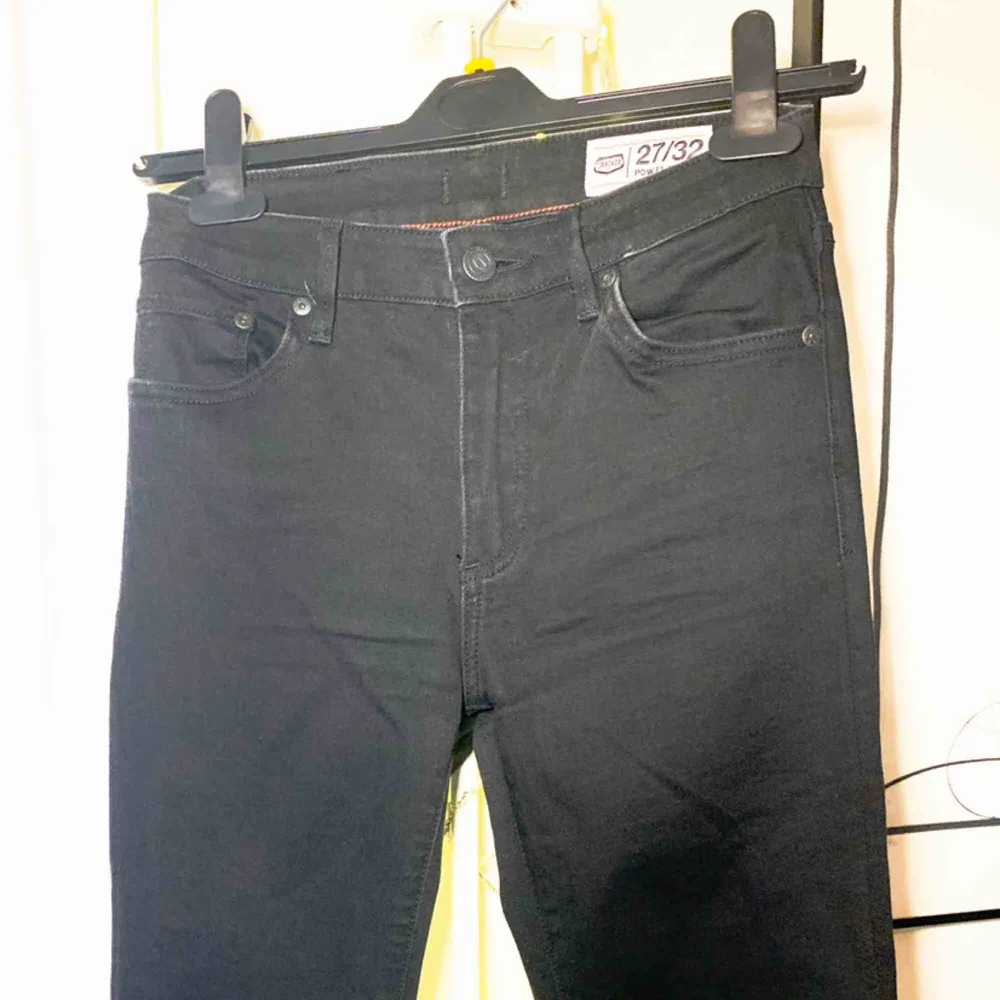 Utsvängda Jeans från crocker. Modellen är tight upptill och skarpt utsvängd nertill, snygg till det mesta. Ett måsteplagg i garderoben. Knappt använda . Jeans & Byxor.