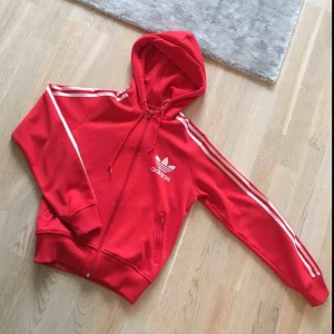  - Äkta adidas tröja Storlek 36 Knappt använd 