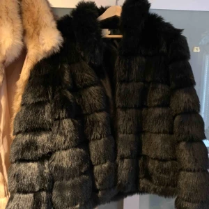  - Köpt på Nelly, faux fur jacka i svart. Mer använd än den beiga jag även lagt upp därav billigare. Liten i storleken så känns som en 38a 
