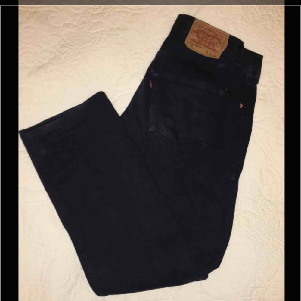 ☘️Levis Jeans 501 dark navy blue☘️perfekt skick☘️använda få gånger☘️Pris kan diskuteras☘️. Jeans & Byxor.