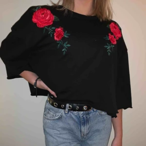  - Skit snygg tröja från H&M med broderade rosor.  Lite boxig croppad modell.