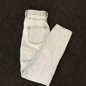 Jeans, använda 1 gång pågrund av fel storlek. Skicka dm för frakt kostnad och priset på byxorna kan diskuteras👍🏼