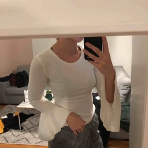  - Tröja med trumpetärmar bråk bikbok