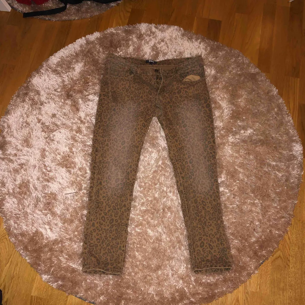 Superfina vintage leopardjeans från bikbok, säljs pga använda inte för att dem är för stora. Jeans & Byxor.