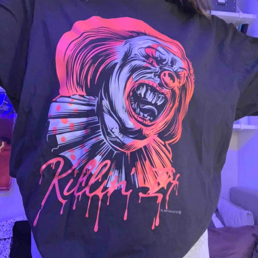 Svart T-shirt med grå och röd clown. Text på rygg och framsida ”Killin’ It”. Perfekt skick. . T-shirts.