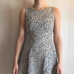  - kort klänning i polyester, något tjockare material. bra höst/vinterklänning!