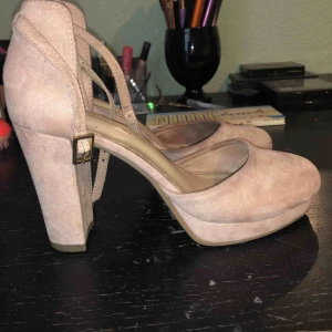  - Skor i storlek 36, använda en gång. 