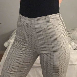  - Säljer dessa oanvända kostymliknande byxorna, otroligt skönt material! Köpta för 299 men säljer för 150 + frakt 59kr. Vid snabb affär så 200kr för rubbet🦋 