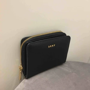  - Helt ny & oanvänd Dkny plånbok! Väldigt praktisk plånbok med mycket fack 