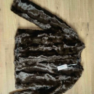  - Suuuperfin fake-päls jacka i mörkbrun färg. Aldrig använd då jag köpte i fel storlek tyvärr, så den är i toppenskick! Jag köpte den för 999kr men säljer den för 400kr, frakt tillkommer om vi inte kan mötas upp i närheten av karlskoga😊