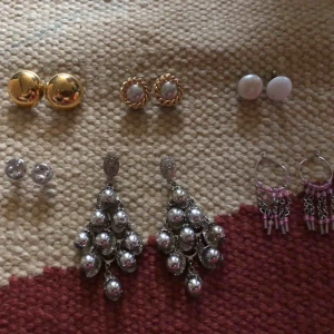  - Örhängen 6st, 10kr st eller alla för 50kr.  Inte riktigt guld eller silver! 