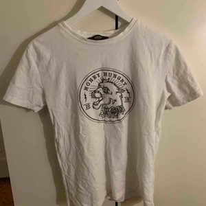  - Denna tröjan är köpt i marbella på homies marbella.  Den är i bra skick för har knappt använt tröjan. +frakt