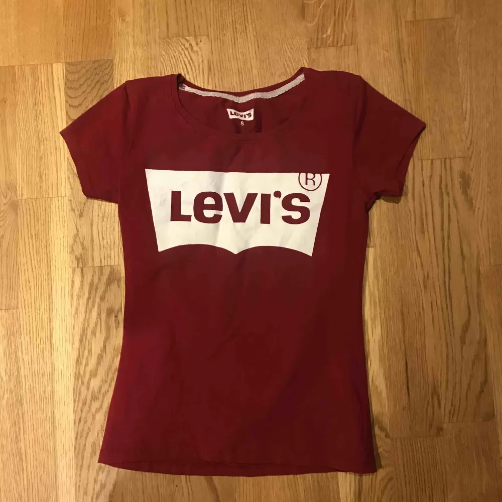 Levis t-shirt i vinrött. Köparen står för frakt  . T-shirts.