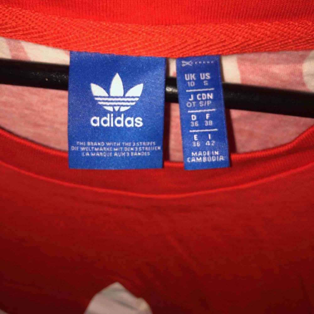 Röd adidas originals T-shirt med | Plick Second Hand