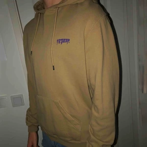  - Snygg hoodie med lila tryck i nyskick. 