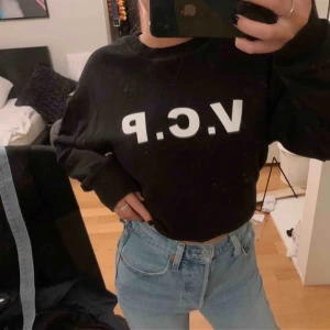  - Snygg svart tjockare college tröja från Visual Clothing Project