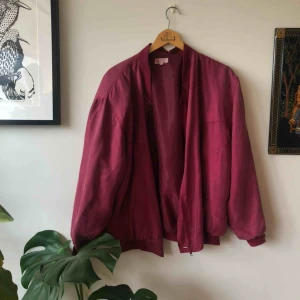  - Köpt i kina för läääänge sen, men är fortfarande i gott skick! Inga synliga skador. 100% silke, så tyget känns härligt och luftigt att ha på sig. 