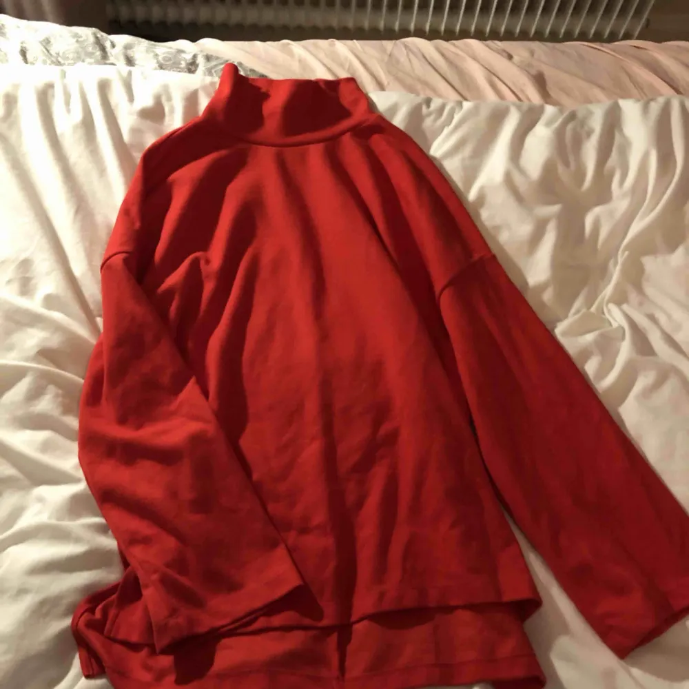 Röd tröja med krage. Säljs för jag knappt använt den. Vid i armarna.. Tröjor & Koftor.