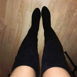  - Höga stövletter🤗 Går att knyta baktill så att dem inte kasar ner. Supersköna att gå i pga bred klack. Bara provade inomhus✨