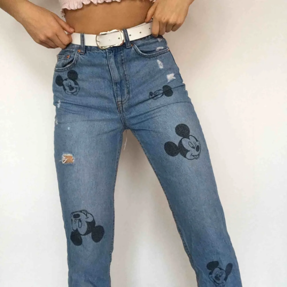 Ursöta jeans med mickey mouse på! Svinsöta, säljs tyvärr inte i butik längre. Köpta för 499kr, använda fåtal gånger . Jeans & Byxor.