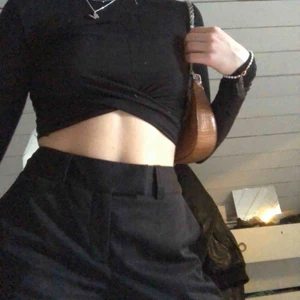  - Vanlig svart croppad tröja med nån liten knytning. Skitsnygg till allt, knappt använd. Möts upp annars frakt 42kr. 