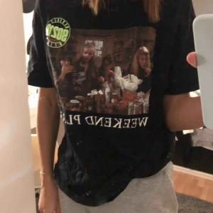  - T-shirt från zara i storlek s! Coolt tyck från serien Beverly hills.