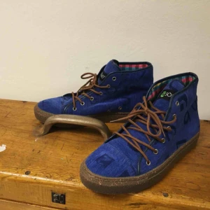  - Re-Sole gör skor av gamla buss-säten, win win för den miljömedvetna som gillar återbruk. Sjukt nice brun sula, otroligt bekväma skor. Just dessa är gjorda av blå säten från bussarna i Göteborg. Skorna finns i Göteborg, kan skickas mot fraktkostnad. 