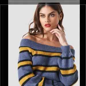 Off-shoulder sweatshirt med gul/ blåa ränder från nakd. Den är aldrig använd och i mycket fint skick. Väldigt mysigt material och skön. Den är i storlek S men funkar även som M/L 