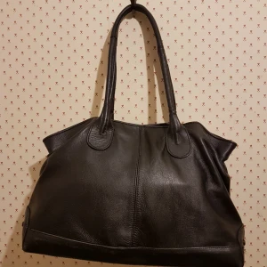  - Jättefin TODS handväska ,använts få gånger .