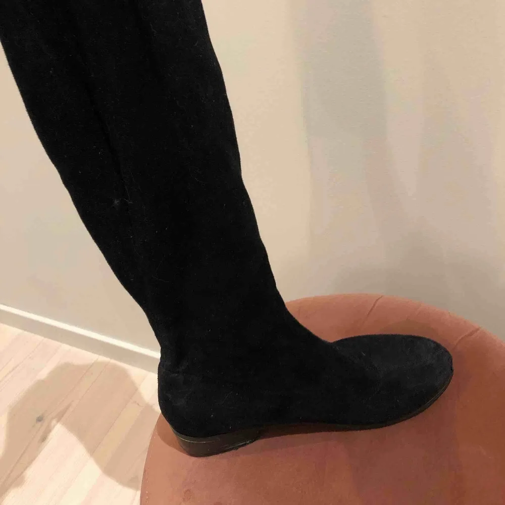 Nelly over knee boots, platta. Knytning längst upp på bak låren. Skorna är använda ett fåtal gånger, inga slitningar men lite smutsiga. Inget man tänker på. Pris kan diskuteras och köparen står för frakten, 99kr. Skor.