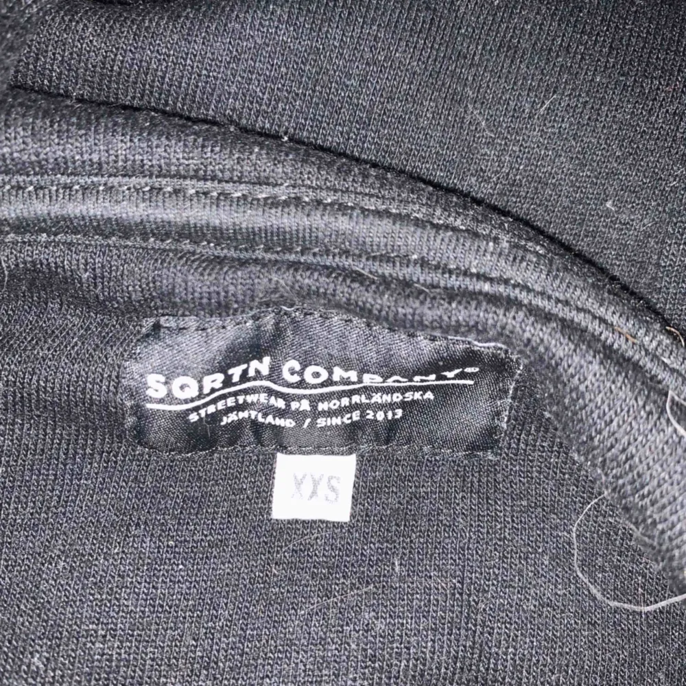 Norrlands hoodie ifrån Jeansbolaget Storlek XXS men passar mig som har S. ( ifrån killavdelningen)  Väldigt lite använd Max 3ggr Inköpt för 800kr. Hoodies.