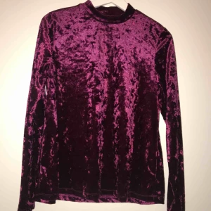  - En oanvänd lila tröja i plysch material. Inte använd pg.a att jag inte gillar det materialet annars är det super snygg! Normal i storleken