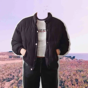  - Svart super-puffig jacka (inte riktigt dun i såklart). Midjekort och svinfin. 