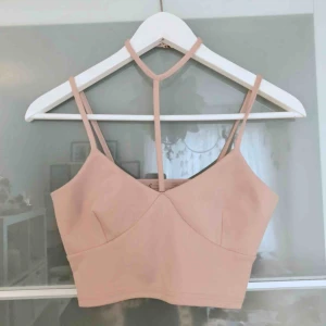  - Croptop med ”Choker” detalj! Helt oanvänd med tags kvar