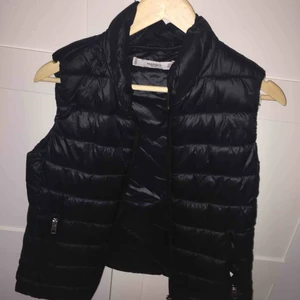  - Svart dunväst från mango🥰