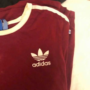  - Cool tisha från adidas köpt i usa för 400 kr förra året. Fett snyggt med mörkrött till hösten ju, hör av dig🍒🍁