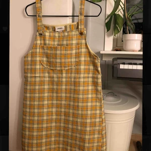  - Gul gullig hängselklänning som alltid är gullig! frakt tillkommer :))))