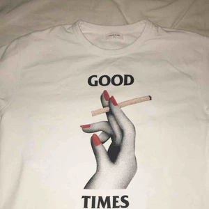  - En woodwood / mondano tjocktröja i toppen skick , endast använd 1 gång.  Nypris : 1300kr 