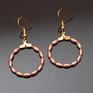  - Fina guldfärgade örhängen med pärlor. Nickelfria. OBS guldfärgen är inte lika gul/orange som på bilden. Fri frakt vid köp över 100:-.