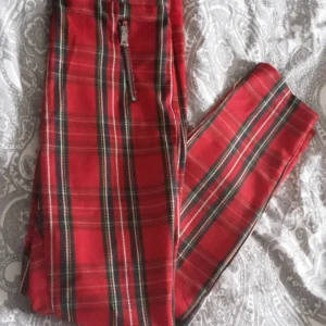  - Sjukt snygga, röda randiga byxor. Väldigt bekväma och med hög midja samt har silvriga coola detaljer. Frakt står köpare för!