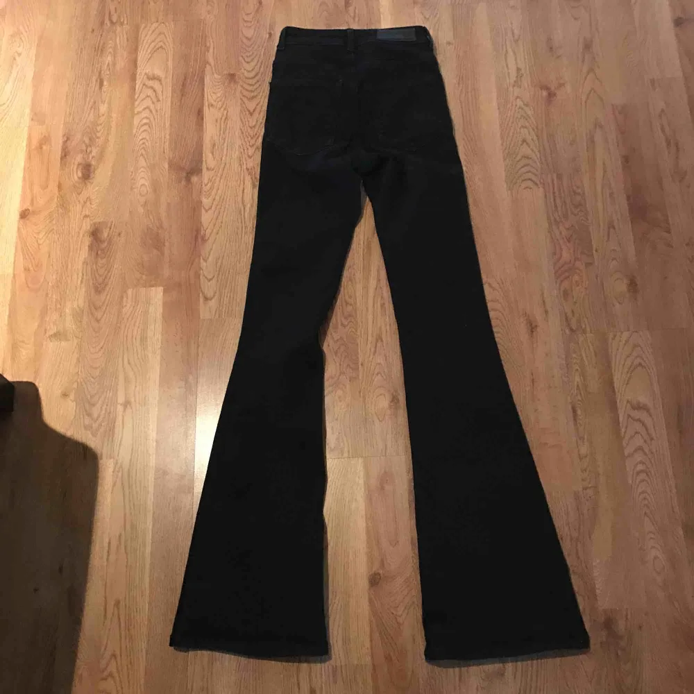 Snygga svarta Bootcut jeans i normalt begagnat skick. Säljer dem på grund av att de inte passar längre. Jeansen går att kombinera till allt👕👚👔 Köpte dem mars 2019. Ordinariepriset är 799 kr.. Jeans & Byxor.