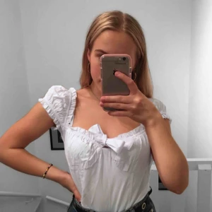  - en fin blus som man kan knyta där framme. man kan ha den som off shoulder elr bara som vanligt. säljer pga inte min stil. frakt tillkommer. pris kan diskuteras. 