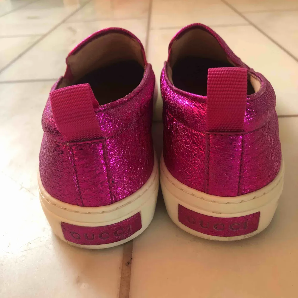 Rosa glittriga sneakers i vansmodell från Gucci. Köpta för 4 år sedan, knappt använda! En sko som verkligen sticker ut! . Skor.