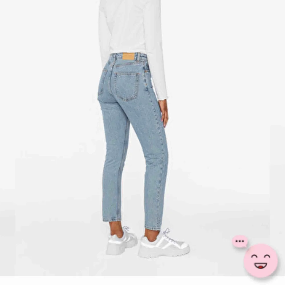 Säljer dessa ultimata mom-jeansen från monki i modellen kimomo som jag tyvärr har växt ur. Storleken är 29 men skulle säga att dom motsvarar S/36 i storlek. . Jeans & Byxor.