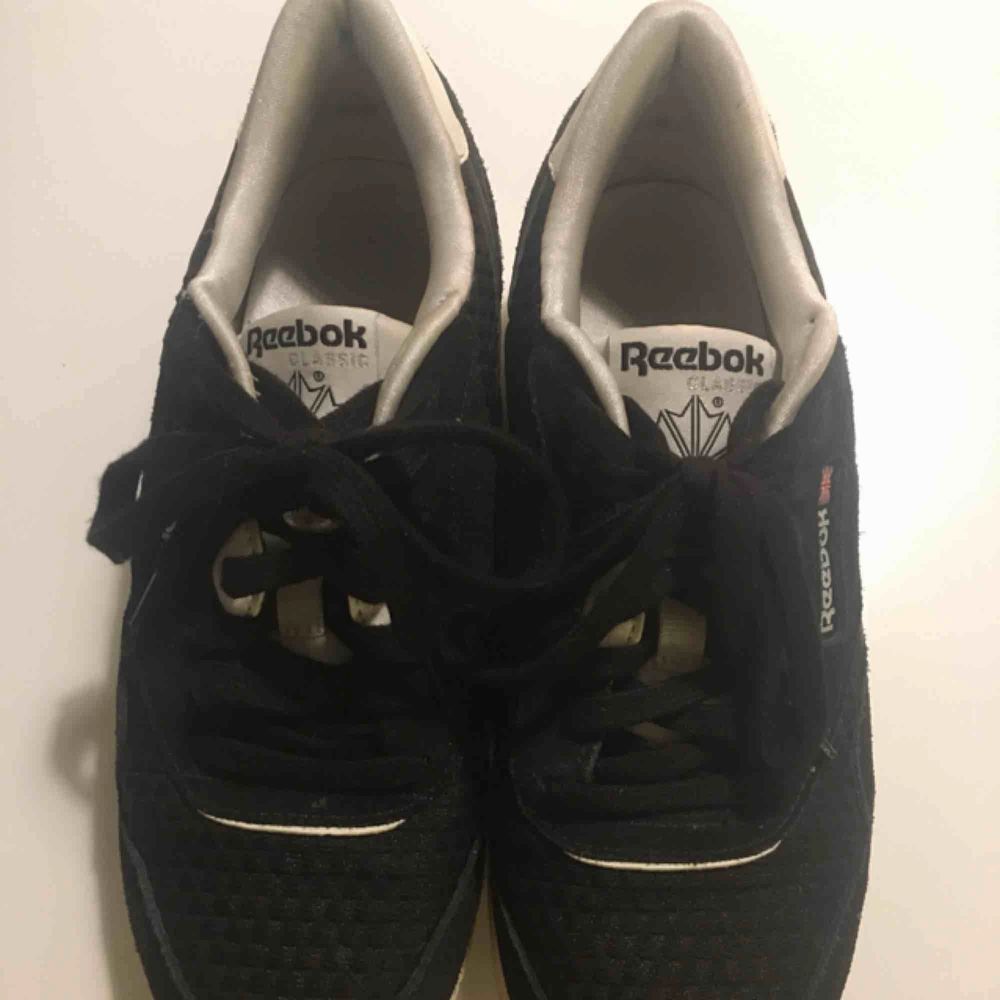 Svarta Rebook skor i suede-material. Använt fåtal gånger och säljer pga för stora.   Köpare står för frakt 🌸. Skor.