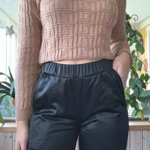  - Kappa byxor i strl S💘 sitter fint och är lite utsvängda längst nere, går att öppna knapparna på sidan för festival look🤪 50 kr + frakt  