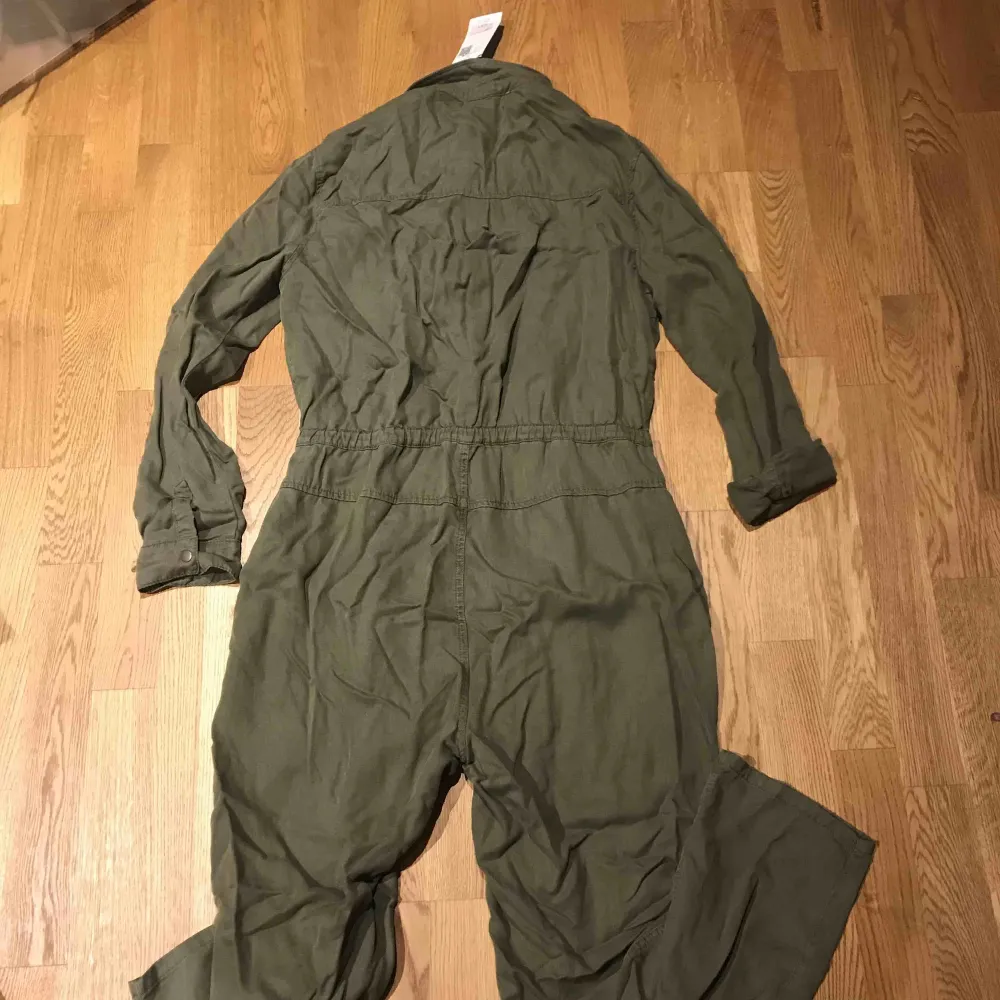 Jumpsuit i oversize storlek. Army- modell.Ny med prislappen kvar. Köpt på Promod för 600:- . Övrigt.