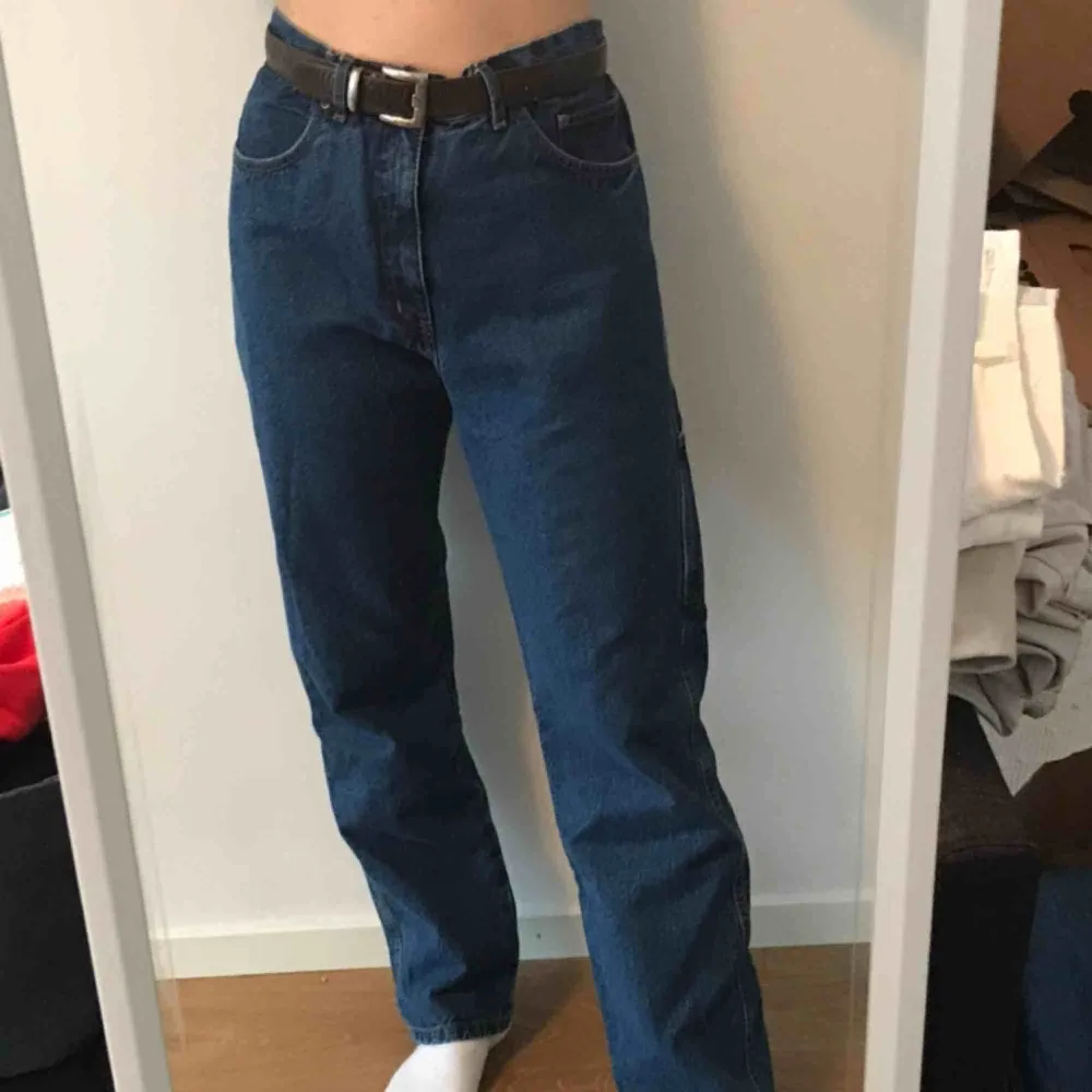 Väldigt stora byxor för mig men passar med skärp! Tror dock inte att dom skulle passa på någon som är mindre än M. Frakt ingår i priset!💌. Jeans & Byxor.