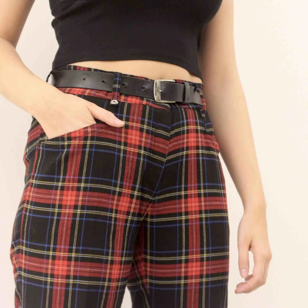 Ett par moderna röd rutiga byxor i ett något tunnare material och rak modell, modellen på bilden är 1.71 cm🥰🥰. Jeans & Byxor.