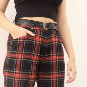  - Ett par moderna röd rutiga byxor i ett något tunnare material och rak modell, modellen på bilden är 1.71 cm🥰🥰